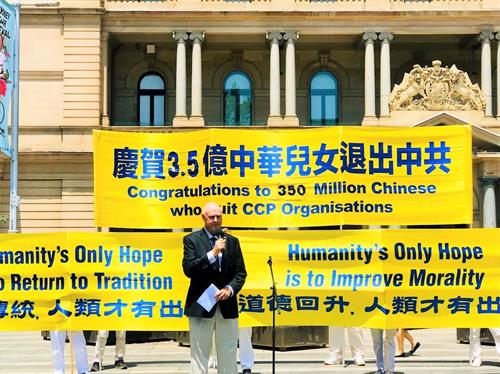 '图8:澳大利亚法轮大法佛学会发言人约翰·戴乐(John Deller)在集会上发言'