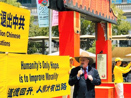 '图9:悉尼帕拉马塔市(Parramatta)市议员安德鲁·威尔逊(Andrew Wilson)在集会上发言'