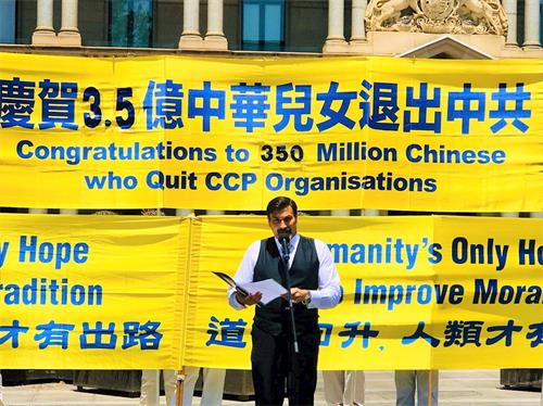 '图10:澳大利亚党领袖、作家和演讲者、国际商业顾问、前特种部队中校里卡多·波西(Riccardo Bosi)在集会上发言'