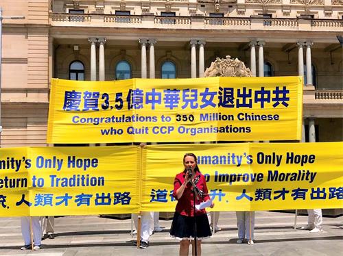'图11:澳洲大律师、大学讲师及作家索菲·约克(Sophie York)在集会发言'