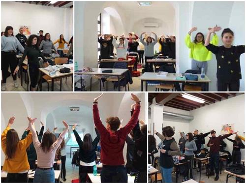 '图2:学生们饶有兴趣地开始学炼功法'