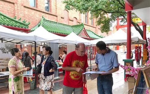 '图1~4:法轮功学员中国新年期间在中国城给华人拜年,传播真相福音。'