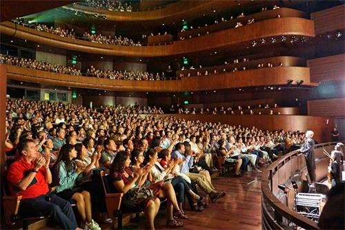 '图1:二零二零年二月八日和九日,神韵国际艺术团在秘鲁利马大剧院(Gran Teatro Nacional)的上演四场演出,场场大爆满。在秘鲁开演之前,神韵艺术团收到了来自该国议员、文化部官员、市长等二十多位政要的祝贺和感谢函。图为二月八日,元宵节当日演出的盛况。'