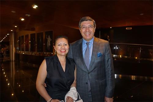'图8:安第斯共同体秘书长豪尔赫·埃尔南多·佩德拉萨(Jorge Hernando Pedraza)先生观看了二零二零年二月八日的神韵国际艺术团在利马的演出后,赞叹神韵是神的恩典,希望神韵走遍拉美各国。'