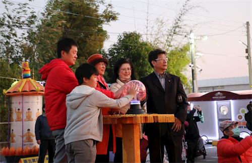 '图4:法轮大法学会理事长张锦华(右三)及来宾参与点灯仪式。'
