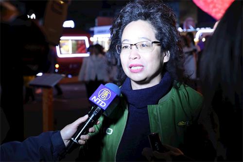 '图5:前台中县议员翁美春感谢法轮功学员的付出,并表示敬佩。'