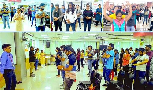 '图2:浦那法轮功学员在跨国IT公司教功以及讲解法轮功在全球洪传的盛况'