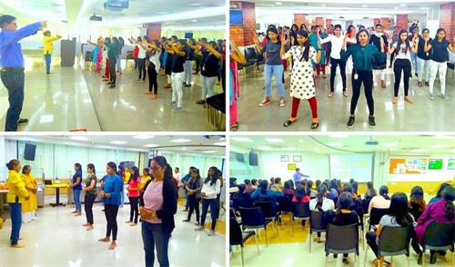 '图3:浦那部门的职工们在学炼法轮功'