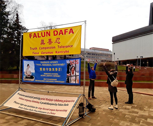 '图8~9:民众现场学炼法轮功'