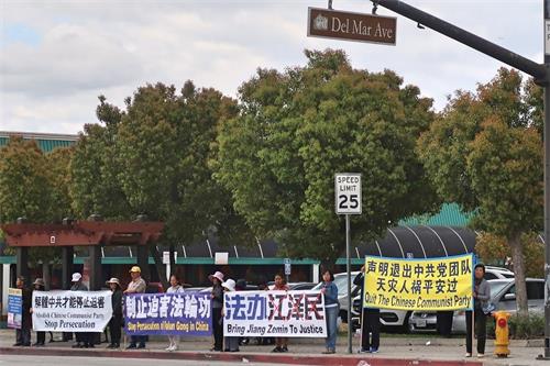 '图5~10:集会后,大约中午十二点半,法轮功学员们在华人商家林立的山谷大道与戴尔玛大街(Del Mar Ave)交叉路口筑起“真相长城”。'