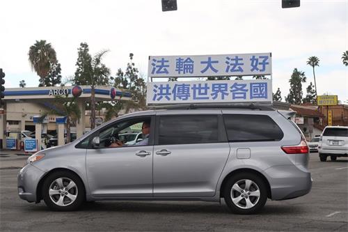 '图11~13:与此同时,一部份法轮功学员组成真相车队,在圣盖博市(San Gabriel)山谷大道(Valley Blvd)穿梭,传播真相,吸引了路人的目光。'