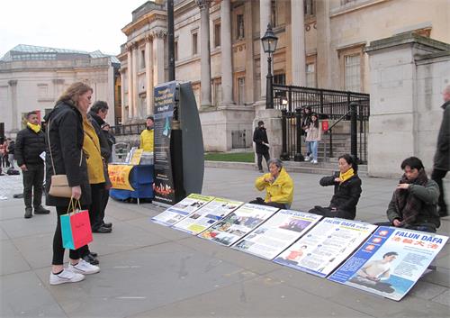 图1~3:二零二零年三月七日,英国法轮功学员在伦敦特拉法加广场(Trafalgar Square)进行周末讲真相反迫害活动,吸引民众驻足了解真相。