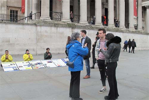 图7:二零二零年三月七日,在特拉法加广场,英国苏塞克斯(Sussex)一家国际学校的老师丹(Dan)正在聆听学员讲述真相。