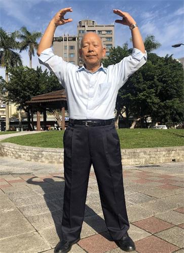 '图:张山河以晨炼迎接精神抖擞的每一天。'