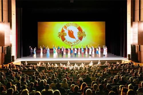 '图2:二零二零年三月十三日晚,美国神韵艺术团在法国蒙彼利埃科珲会议中心(MONTPELLIER LE CORUM)上演在当地五场演出的最后一场演出。观众赞神韵了不起,演出能量强大。'