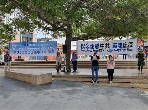 '图1:二零二零年三月二十一日星期六,新西兰奥克兰学员在市中心皇后大街炼功、讲真相。'