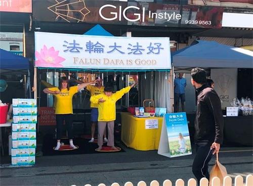 '图1~2:二零二零年三月二日,墨尔本法轮功学员设展位参加了在墨尔本富人区霍桑(Hawthorn)举办的一年一度格伦菲里嘉年华(Glenferrie Festival)。'