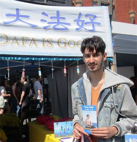 '图4:大学生简萨卡姆(Naries Janthakam)表示,中共对法轮功学员的迫害应该被制止。'