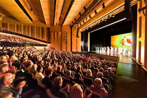 '图1:二零二零年二月二十八日至三月一日,美国神韵巡回艺术团在德国路德维希堡王宫花园剧院上演五场演出,场场爆满。图为二月二十八日首场演出的盛况。'