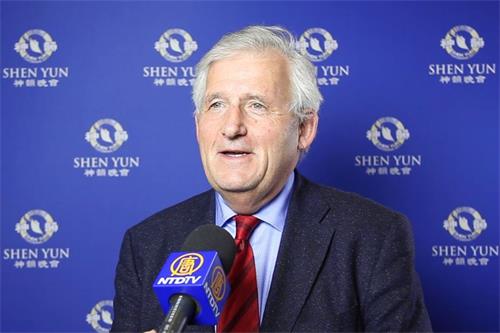 '图6:二零二零年二月二十五日,瑞士国会联邦院主席汉斯·斯托克利(Hans Stöckli )观看了神韵在瑞士巴塞尔的首场演出。'