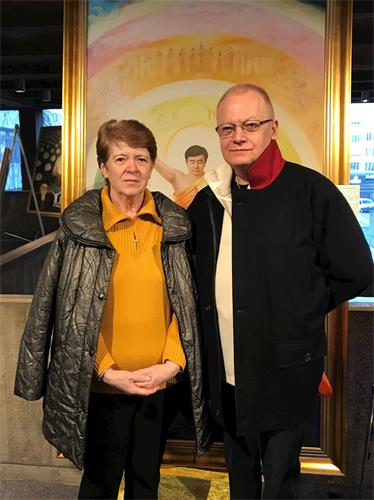 '图1:汉斯-约根·威德曼(Heinz-Jürgen Weydmann)先生和艾娜·威德曼(Erna Weydmann)来参加画展开幕式。(Elke/明慧)'