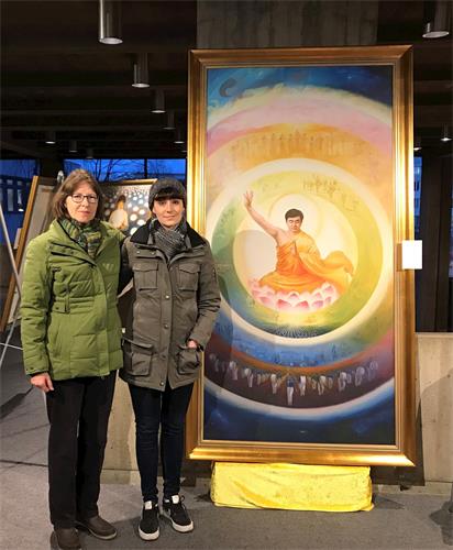 '图3:阿妮塔(Anita,左)和佳丝敏(Jasmin)来看画展。(Elke/明慧)'