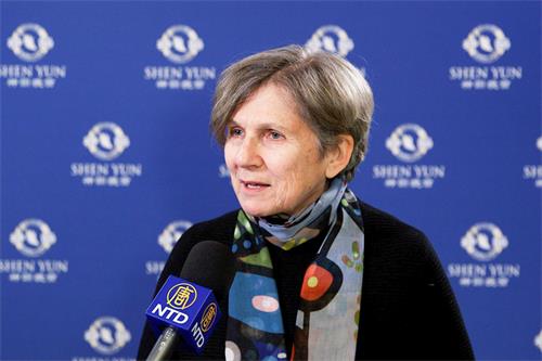 图8:联合国教科文组织加拿大教育委员会主席、曼尼托巴权利与自由协会主席埃斯特尔·拉穆鲁(Estelle Lamoureux)女士观赏神韵演出后,赞叹神韵充满能量,非常美妙。