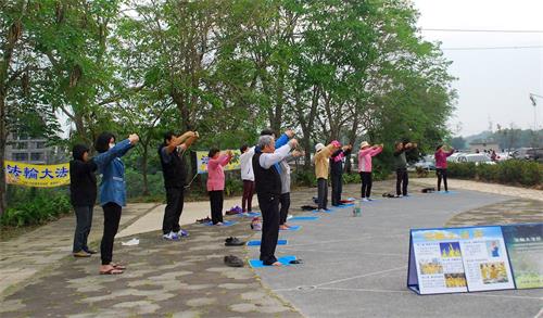 '图:嘉义法轮功学员在“仁义潭”风景区集体炼功。'