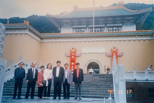 '图1:李老师十一月十七日上午用过早餐后,即前往故宫博物院参观,结束后与前往参观的几位同行学员合照(博大出版社提供)。'