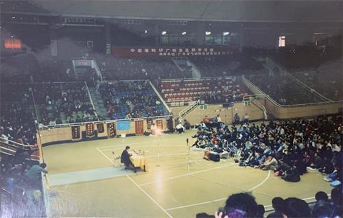 '图2:一九九四年十二月二十一日,李老师在广州体育馆讲法,这是在中国的最后一次开班讲法。'