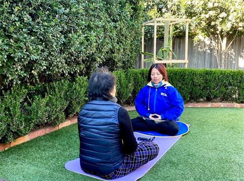 '图:墨尔本一家理疗及康复联合保健中心的老板范梅(Mai Pham)女士和母亲一起炼法轮功第五套功法——神通加持法。'