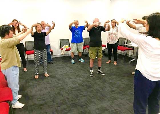 市政府主办 澳洲居民踊跃学炼法轮功