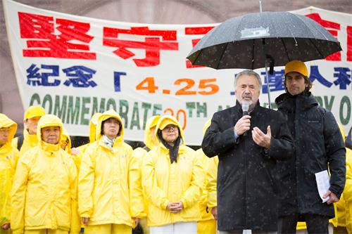 '图1:加拿大前参议员迪尼诺(Con Di Nino)二零一九年冒雨参加法轮功学员四·二五纪念活动。'