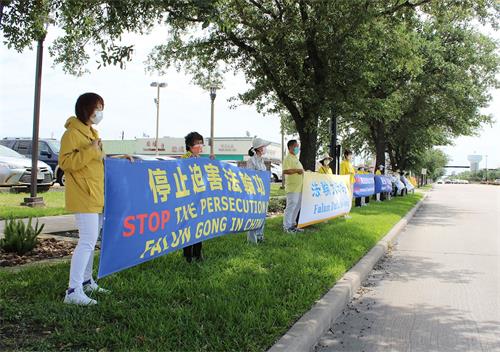 '图4:在中国城,“真相长城”横幅成为一首亮眼的风景线'