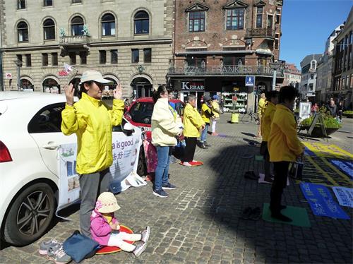 '图2:学员展示法轮功第二套功法—法轮桩法,后排第一位是当年正在上高中的陈女士。'