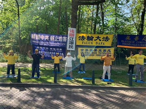 '图1~2:6:纪念四二五,荷兰学员在中领馆前举行和平抗议活动'