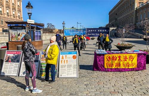 '图1:瑞典法轮功学员在斯德哥尔摩市中心国会大厦旁的钱币广场(Mynttorget),举办讲真相活动。'