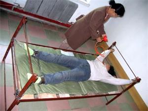 '酷刑演示:绑在床上'