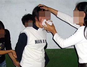 '酷刑演示:臭袜子堵嘴'