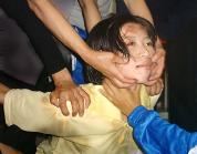 '酷刑演示:掐住脖子'