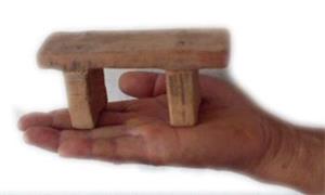 '酷刑示意图:坐小小凳子'