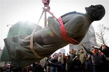 '苏联解体后,世界上6000多座列宁像被推倒和清除,这是蒙古首都乌兰巴托市在清除列宁像。'