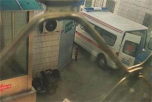 '(3月20日,在发热门诊中拉出的患者被送进救护车带走)'