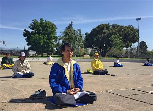 '图5:修炼了二十一年的伍均祥是湾区一家高科技公司的资深电子工程师,并且在旧金山市立大学任教三十多年。'