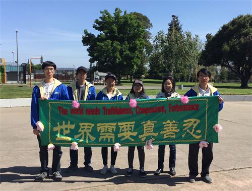 '图6:伍均祥全家修炼法轮大法,都感受到“真、善、忍”的美好。在大法日来临之际,他们恭贺师尊华诞,遥祝师尊——“生日快乐!”。'