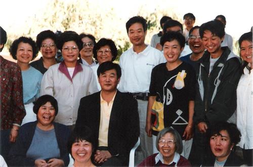 '图3:李洪志师父与法轮功学员合影'