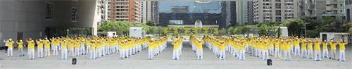 '图1~3:台湾台中部份法轮功学员在台中市市政府广场前,以集体炼功洪法的形式,庆贺法轮大法日'