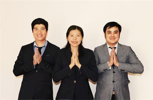 '图3:越南裔学员尼克·陶(Nick Tao,左一)和家人同修恭祝师尊生日快乐。'