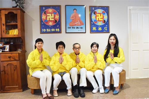 '图6:越南裔学员萧先生(中)全家三代人感恩师尊。'