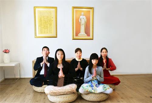 '图7:蔡先生(后排左一)和全家恭祝师尊生日快乐。'